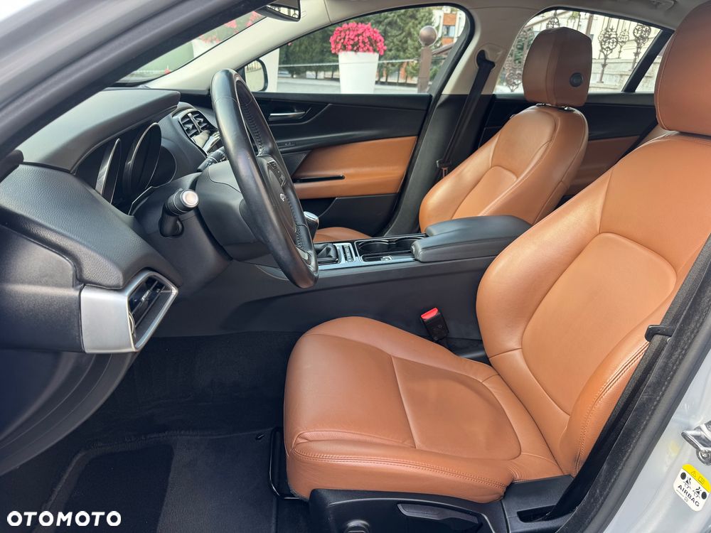 Jaguar XE 20d Portfolio - 25
