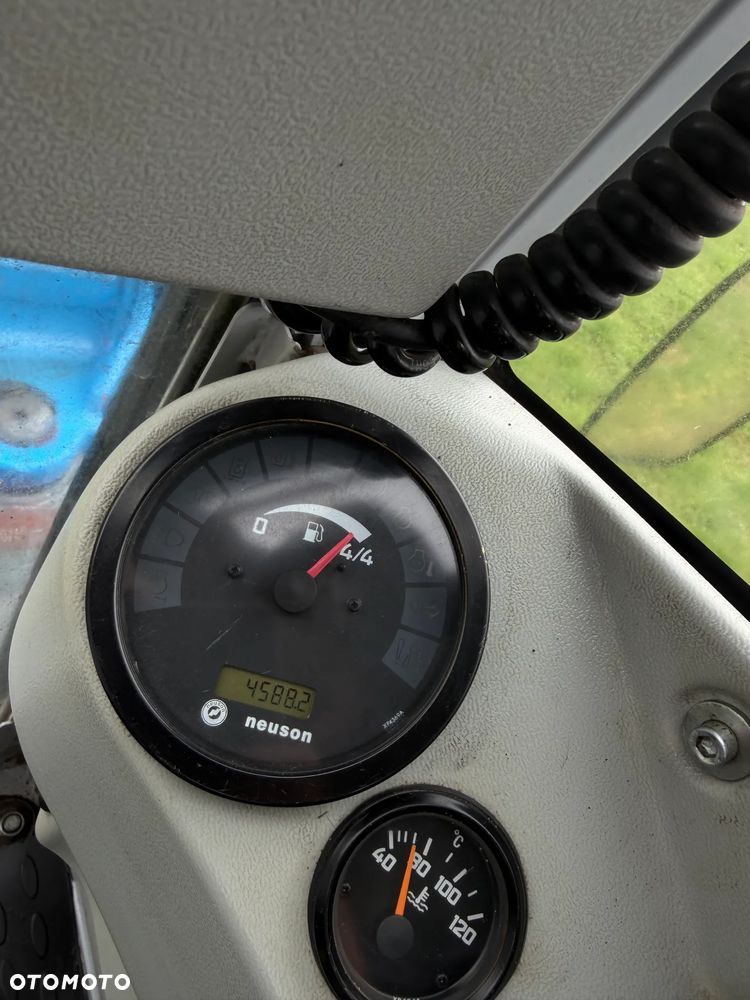 Wacker Neuson 6503 Koparka Kołowa 7ton. Nowe Podwójne Opony z felgami dodatkowe! Niski Przebieg. Maszyna w Bardzo ładnym Stanie. Pochodzi z Komuny Norweskiej. Silnik YANMAR 65KM. Zero luzów wycieków 2 łyżki Okazja. Maszyna pracowała sporadycznie przy lekkich pracach publicznych. Zero zużycia. Dekra 2026r Dokumentacja. Stabilizatory. Zamki na tłokach. 3 sekcje Hydrauliczne. Szybka wolna Jazda. Silnik YANMAR - 14