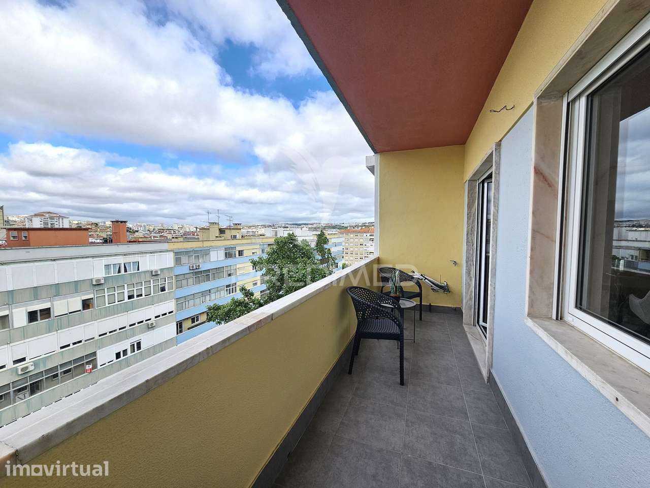 Apartamento T3 remodelado, com ótima varanda, em Benfica - Grande imagem: 2/27