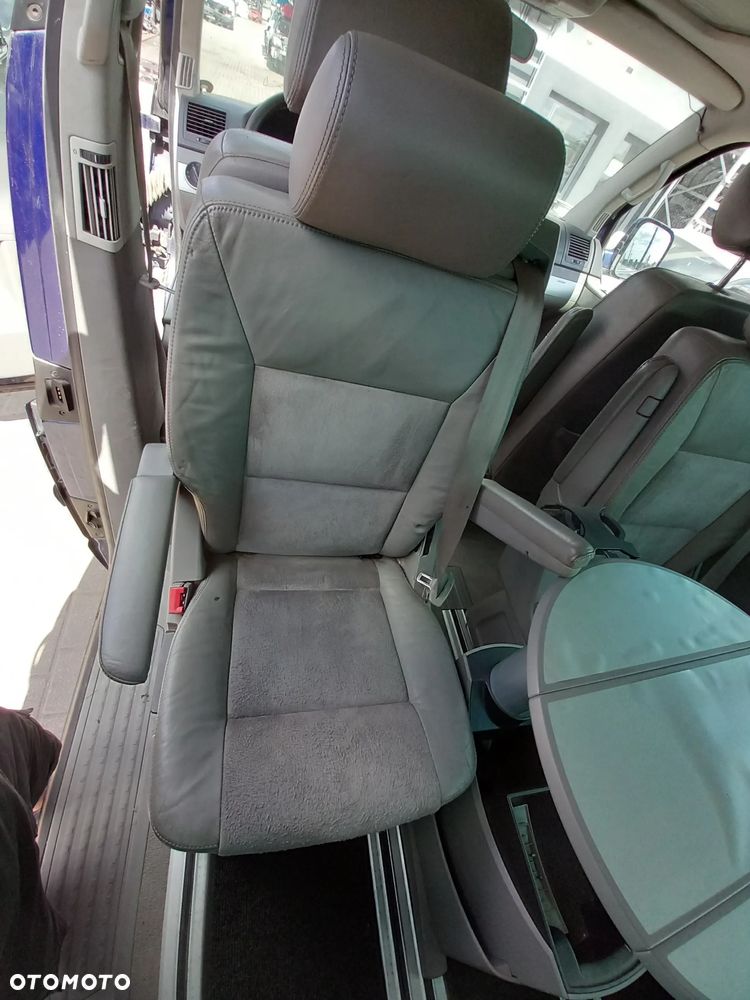 VW TRANSPORTER T5 MULTIVAN KOMPLETNA PRZEKŁADKA FOTELI DYWANÓW PODSUFITKI BOCZKI SŁUPKI NA MULTIVAN KOMPLET Z STOLIKIEM I ROLETĄ SKÓRA ALCANTARA - 4