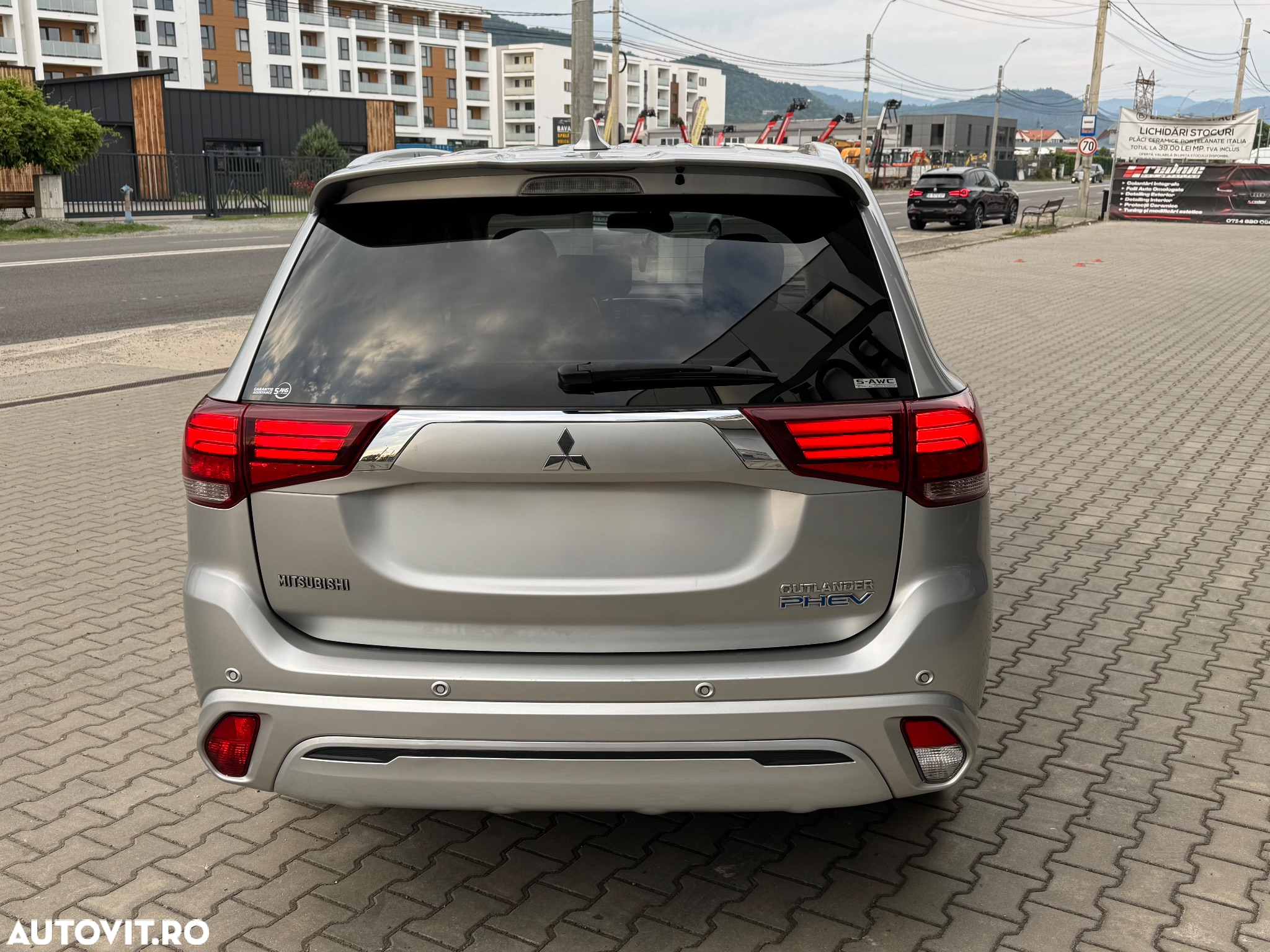 Mitsubishi Outlander 2.4 4WD Plug-In Hybrid Plus - 4