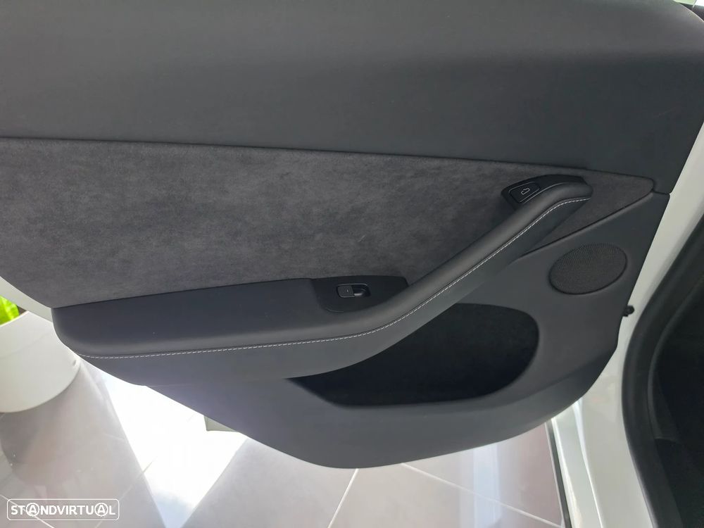 Tesla Model Y Long Range Dual Motor AWD - 12