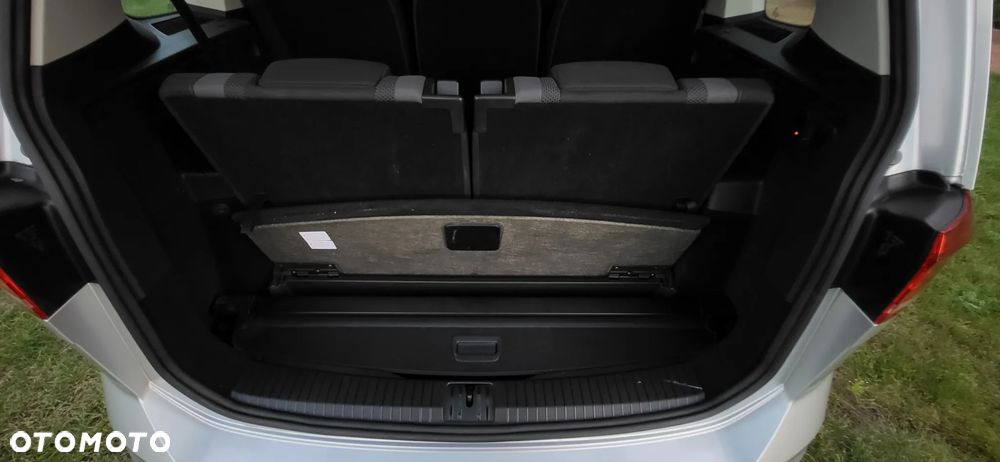 Volkswagen Touran - 16