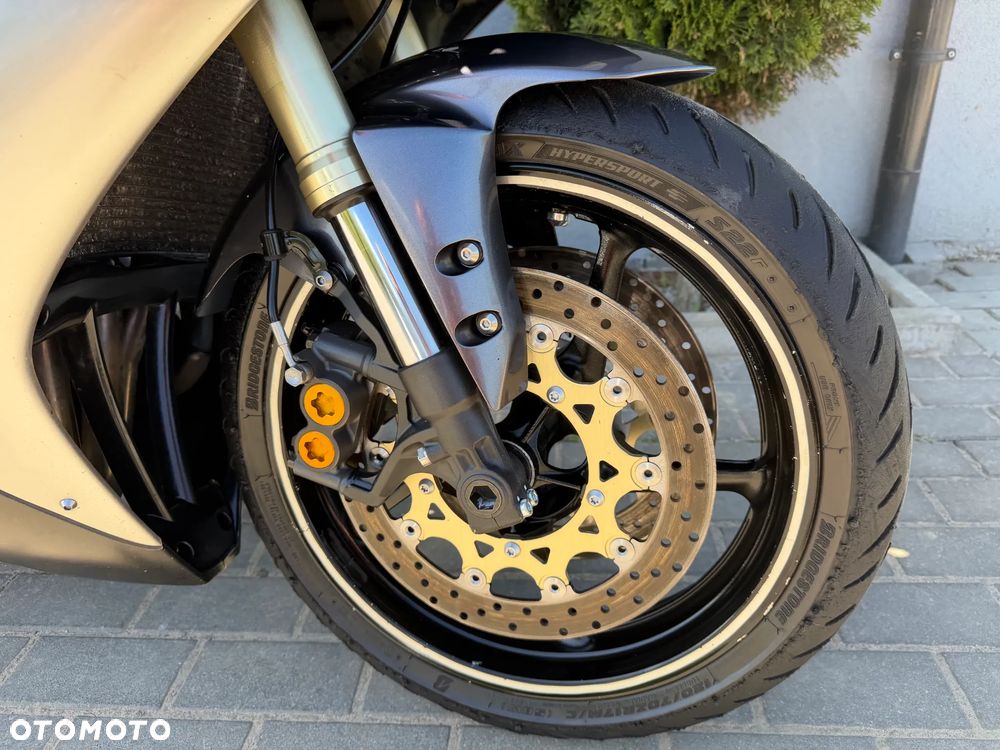 Yamaha R1 - 11