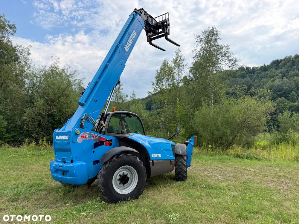 Manitou MT1440. Ładowarka Teleskopowa 14 metrów wysuw! UDŹWIG 4 TONY! Przebieg 2900 mtg. Maszyna jak Nowa z SALONU. 2017 rok. z Norwegii z Gospodarstwa rolnego! Silnik PERKINS Turbo 110 km. Aktualne Serwisy w Dekra. Nowy Model sterowane wszystko z 1 dżojstika. Ani deka luzów czy wycieku. OKAZJA! Jazda REWERS + 4 biegi. Skręt 3 tryby. Wyjście Hydrauliczne na maszcie, Poziomowanie ośi stabilizatory! Wyjścia Hydrauliczne na maszt! Okazja Ani deka luzów i wycieków. Wersja Norweska. Wielka Okazja - 2