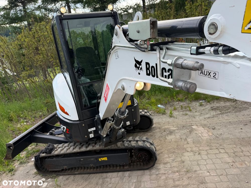 Bobcat E27z. Koparka Gąsienicowa 2,7 tony. 2024 rok. 870 mtg. Maszyna nie różni się od nowej z salonu!! Skarpówka Hydrauliczna! Pochodzi ze szkółki roślinnej z Norwegii. Zero luzów. pracowała przy krzewach!! Aktualna DEKRA dokumentacja. Silnik Yanmar! Linie Hydr. Dodatkowe. Szybkozłącze Hydr. Szybka wolna jazda. Wersja Norweska. Długie ramię. OKAZJA. Zero wycieków. Sztywna maszyna! - 26