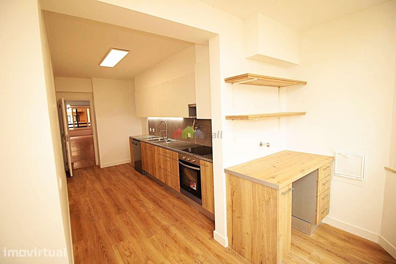 Apartamento T3 c/ garagem e arrecadação na Estrada da Luz - Grande imagem: 3/24
