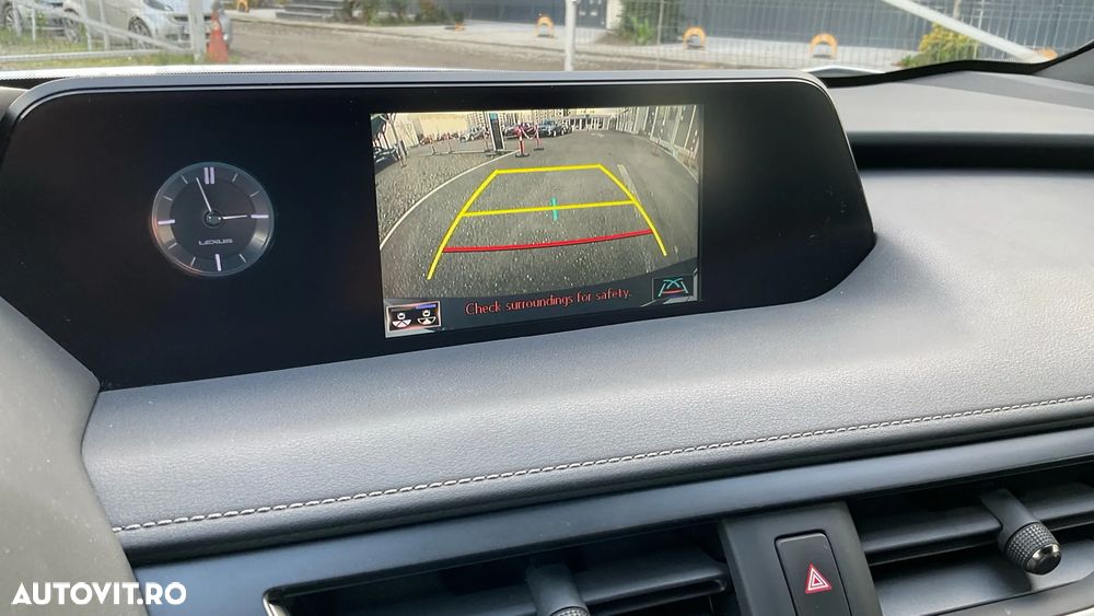 Lexus UX 250h FWD Business - 18