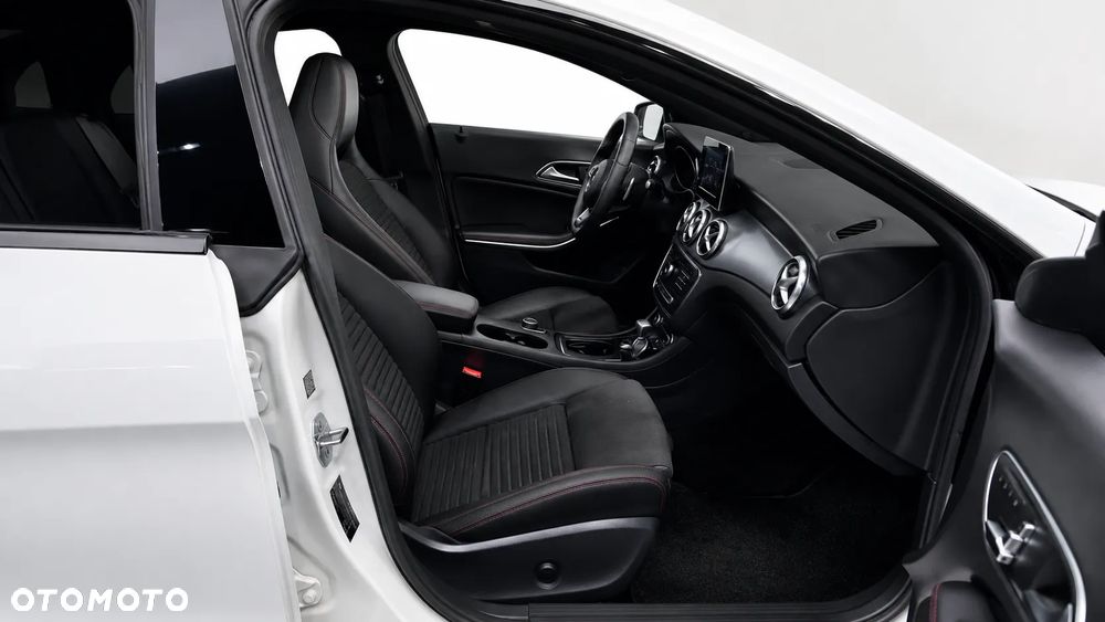 Mercedes-Benz CLA 250 4-Matic AMG Line - 26