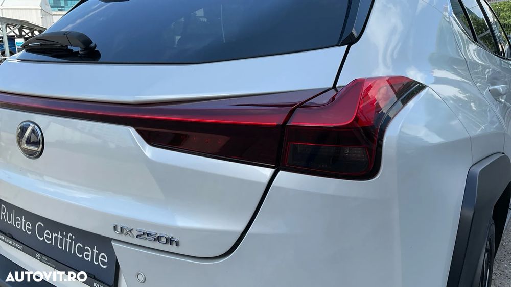 Lexus UX 250h FWD Executive - 13