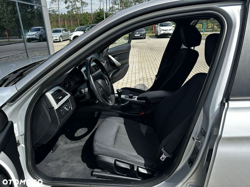 BMW Seria 3 320d DPF Touring - 13