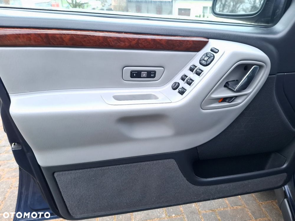 Jeep Grand Cherokee - 32