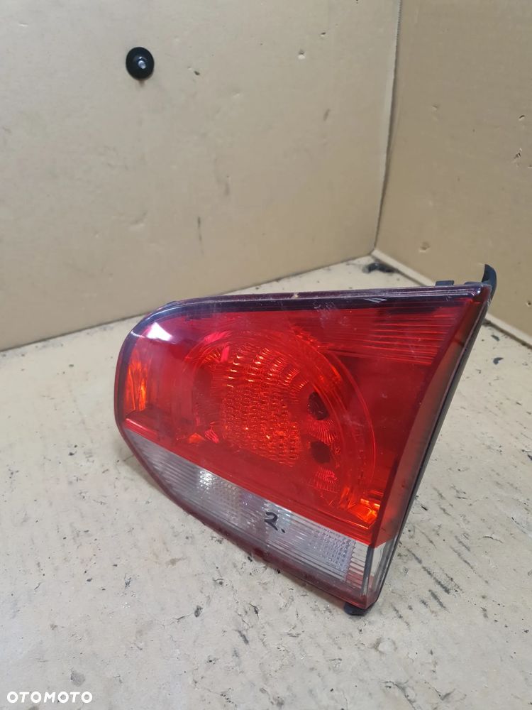 . LAMPA PRAWA W KLAPE VOLKSWAGEN GOLF 6 HB - 2