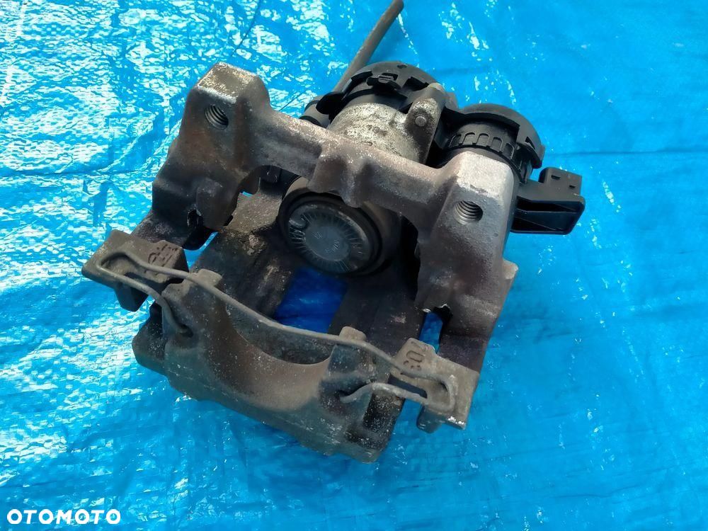 VOLVO XC90 II Zacisk Hamulcowy Tylny Tył Prawy 31400431 31471210 2016r - 7