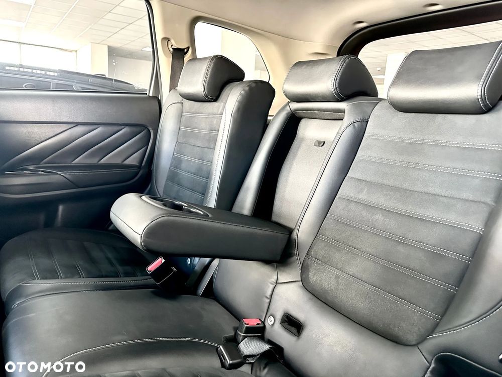 Mitsubishi Outlander 2.0 4WD Plug-In Hybrid Plus - 16