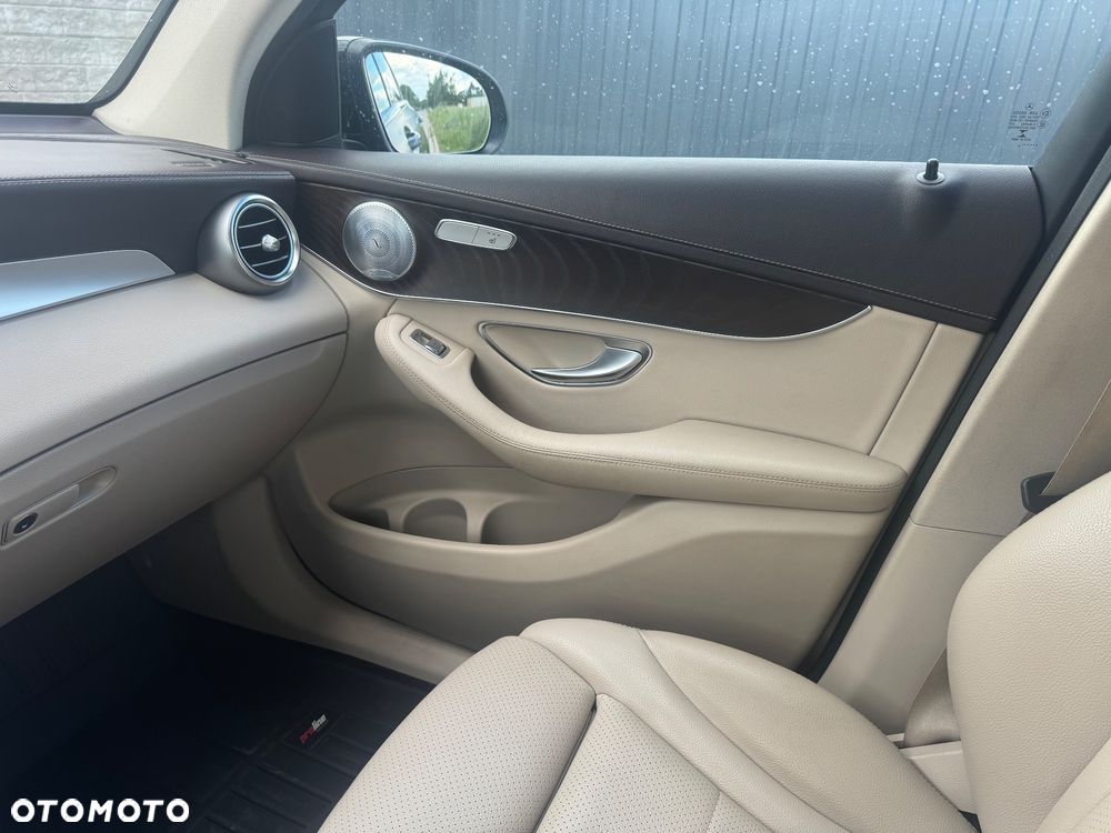 Mercedes-Benz GLC - 32