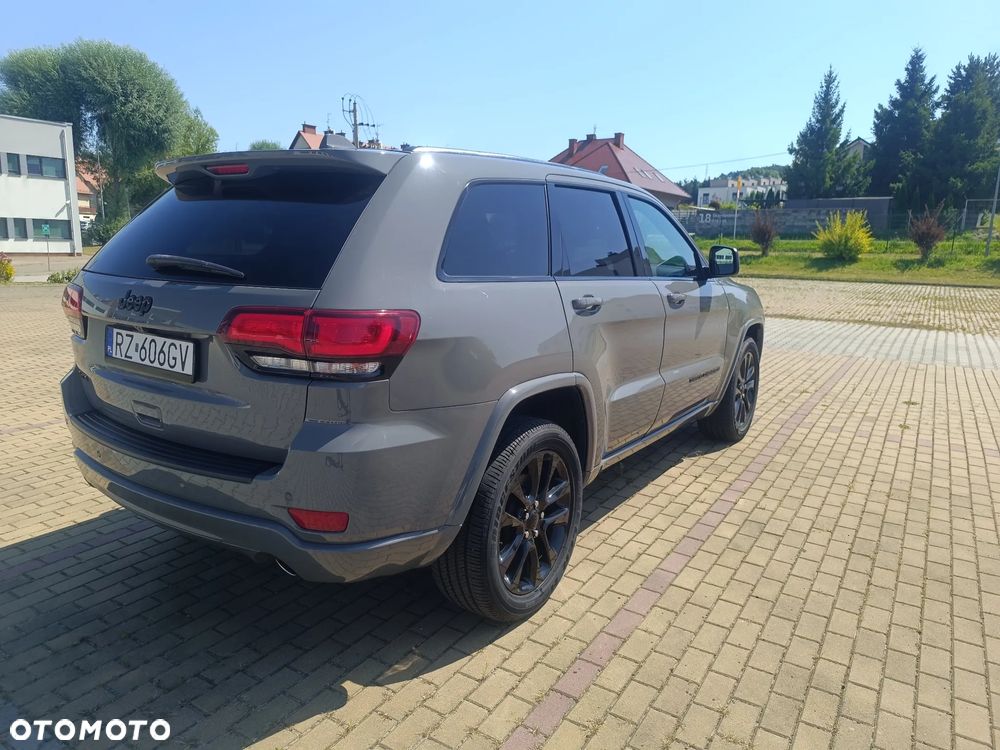 Jeep Grand Cherokee - 12