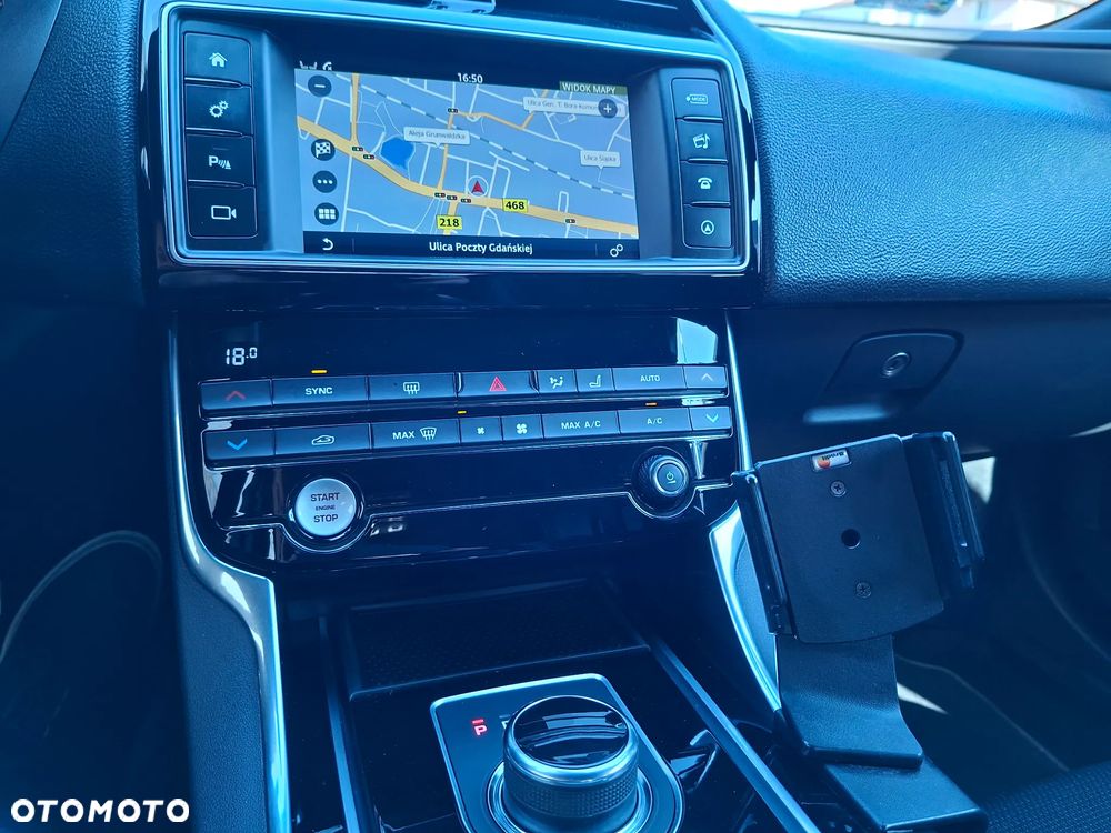 Jaguar XE 2.0 D AWD R-Sport - 11