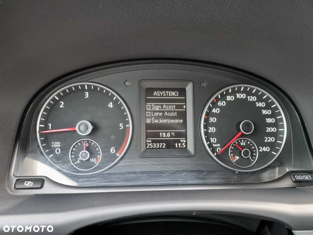 Volkswagen Touran 2.0 TDI DPF DSG STYLE - 18