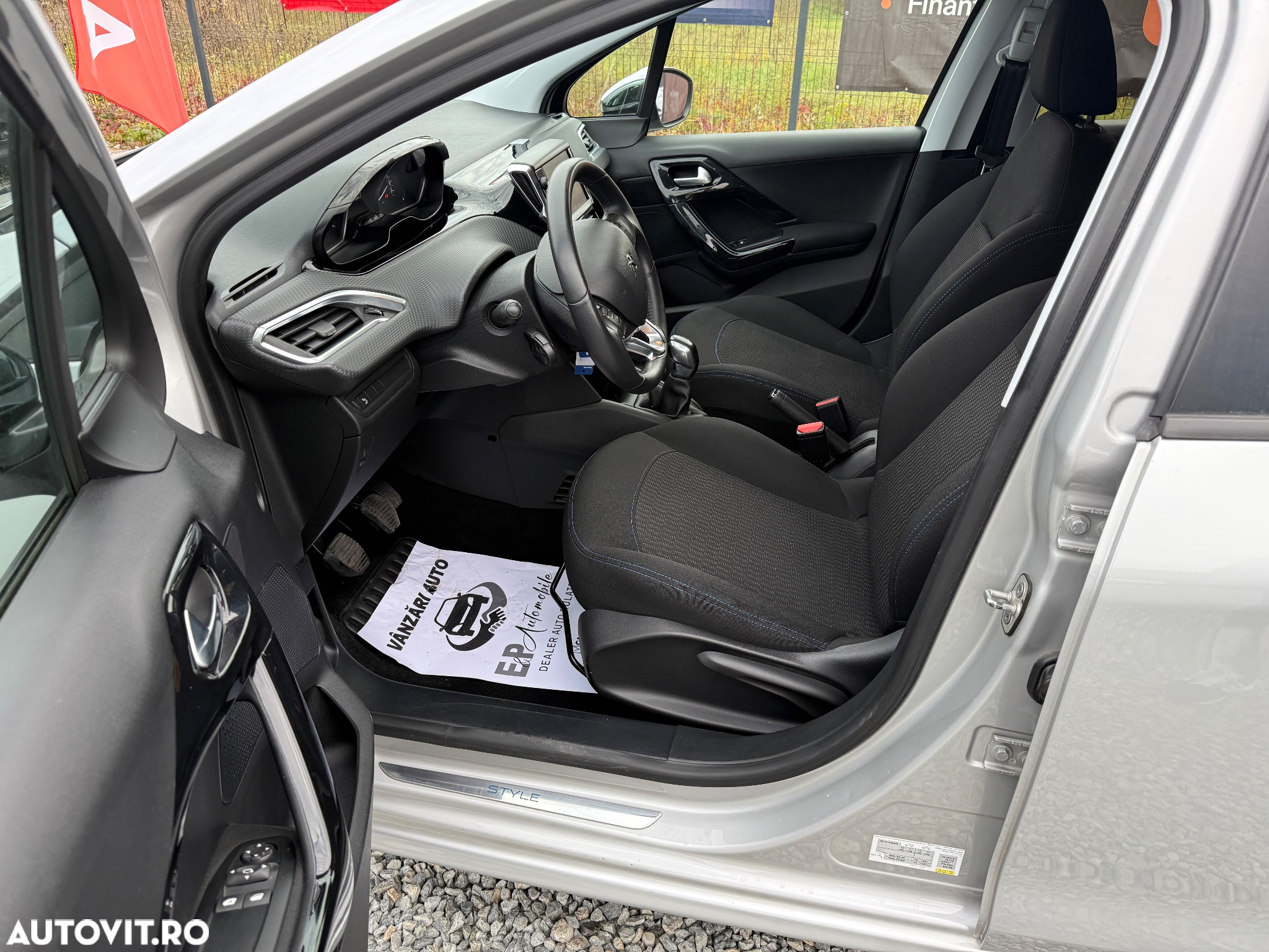 Peugeot 208 1.2 L PureTech Style - 6