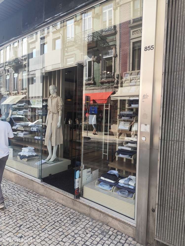 Trespasse de loja na baixa do Porto com 50m+10m2 (ao Bolhão) - Grande imagem: 3/8