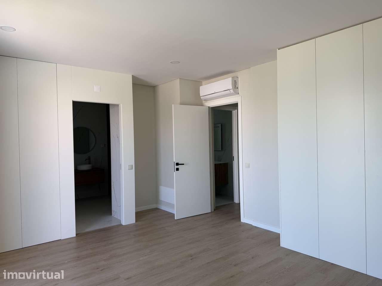Moradia T4 com piscina, terraço e garagem em Ferreiras - Grande imagem: 4/48