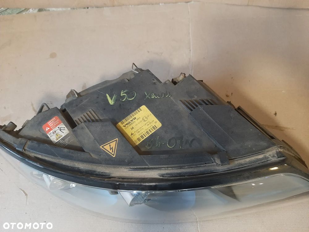 Lampa przód VOLVO V50 xenon prawa 30698890 - 2