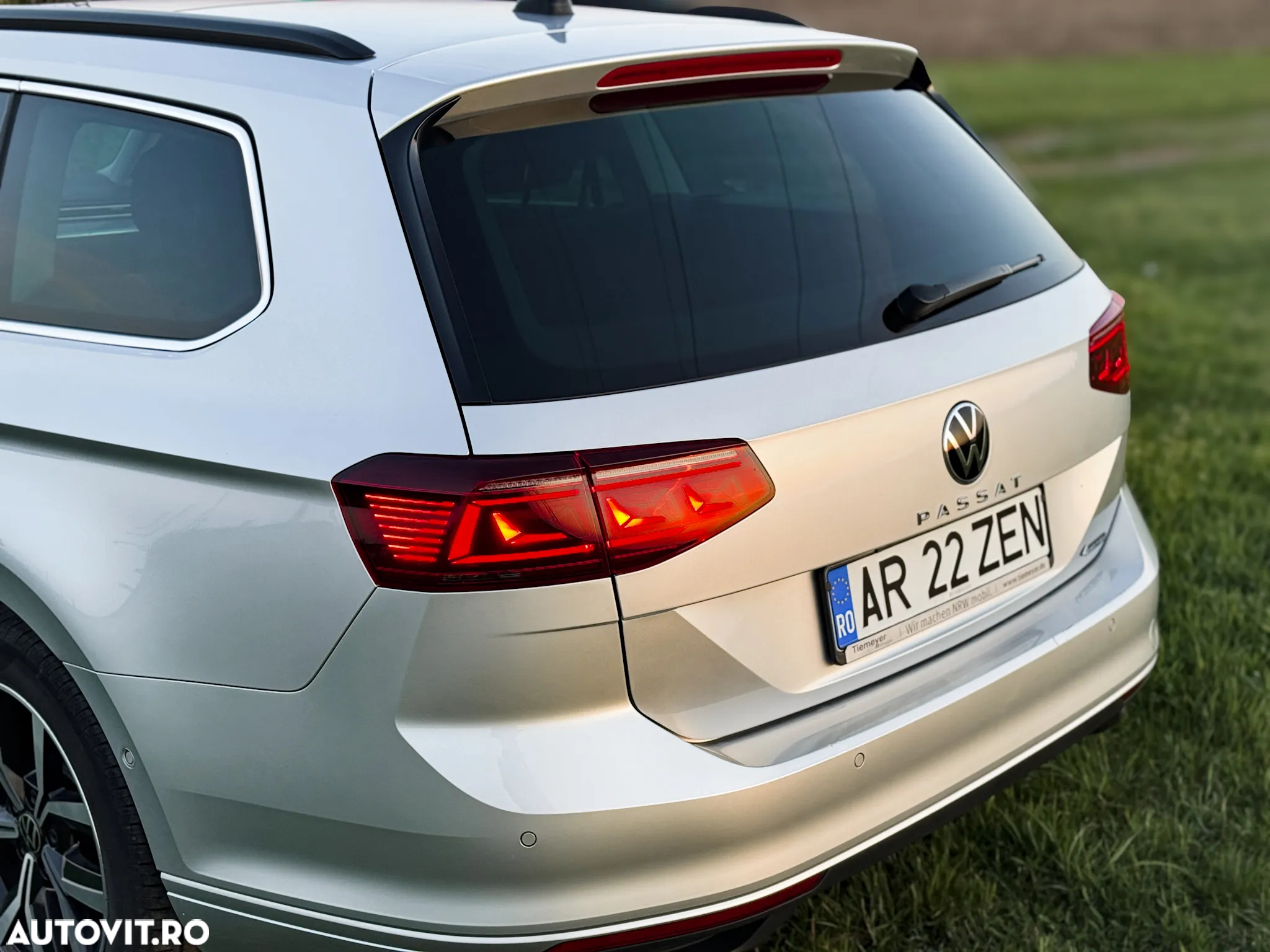 Volkswagen Passat Variant 2.0 TDI SCR DSG 4Motion Business - 12