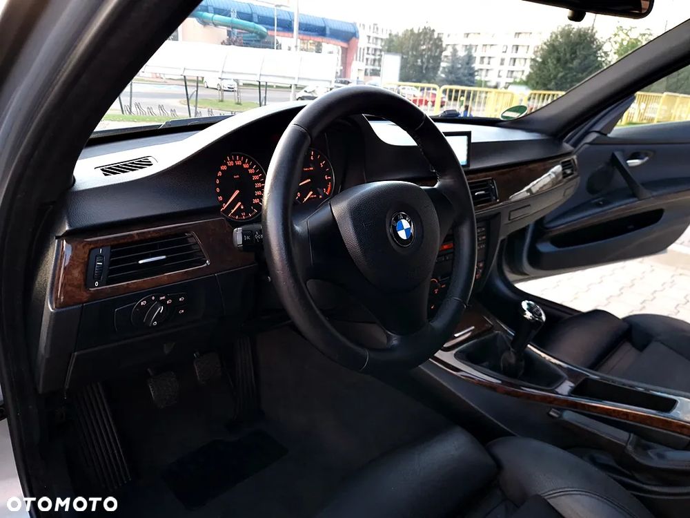 BMW Seria 3 320i - 24