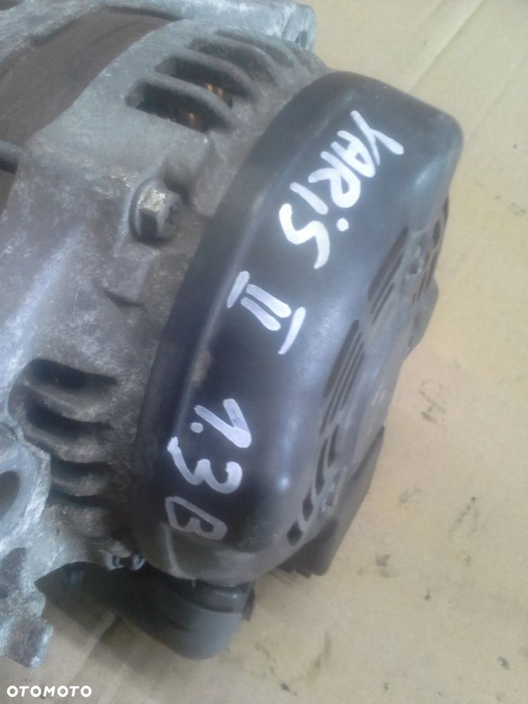 Toyota Yaris II 1.3 VVT-i alternator Denso 27060-0Y040  104210-2310 - 8