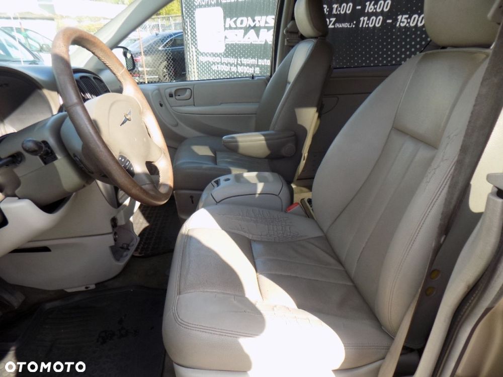 Chrysler Town & Country - 6