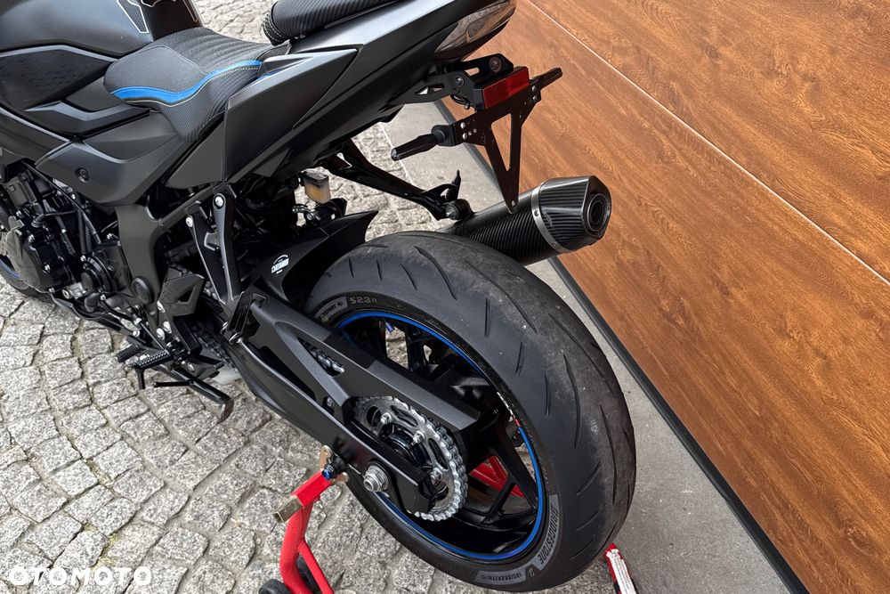 Suzuki GSX - 26
