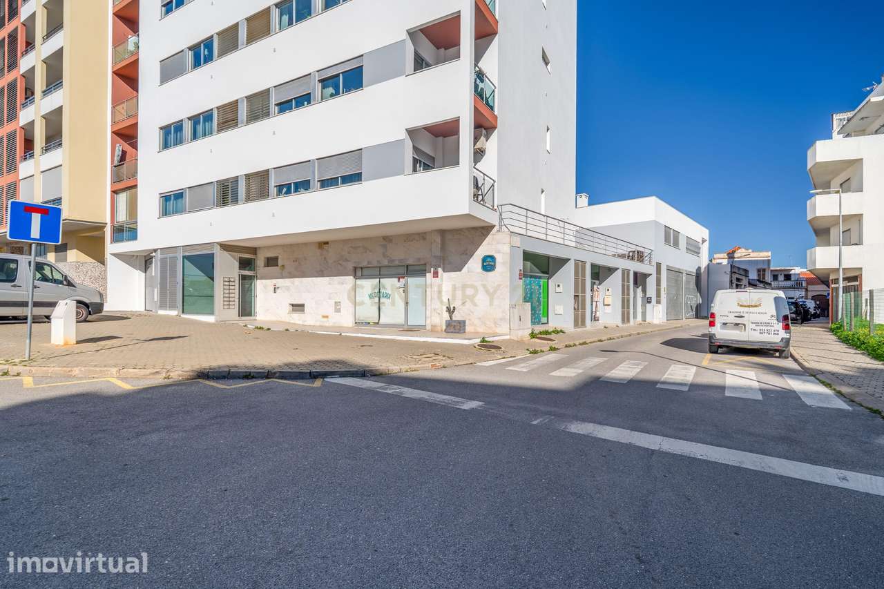 LOJA COM TERRAÇO PRIVATIVO E POTENCIAL PARA HABITAÇÃO! - Grande imagem: 2/15