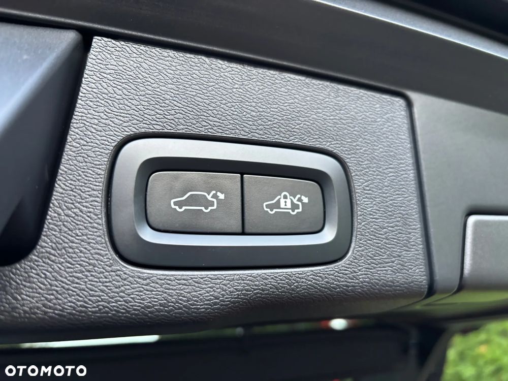 Volvo XC 60 B4 D AWD Plus Dark - 20