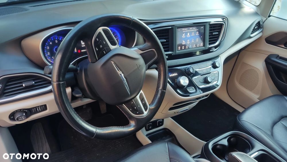 Chrysler Pacifica - 16