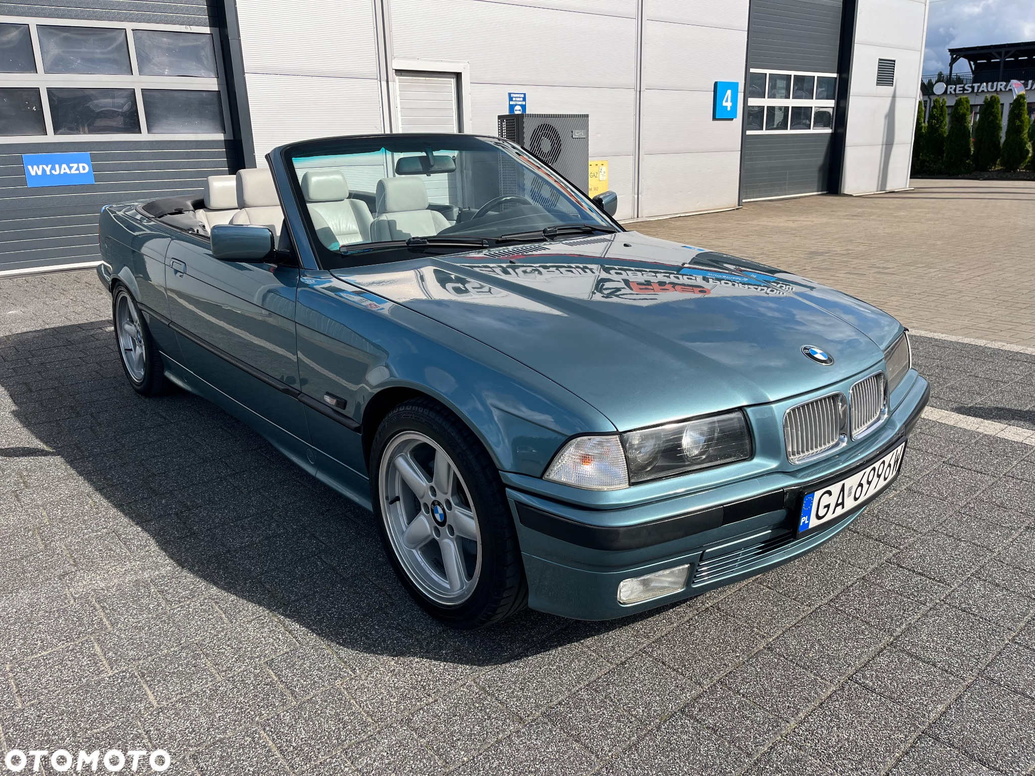 BMW Seria 3 318i Cabriolet - 10