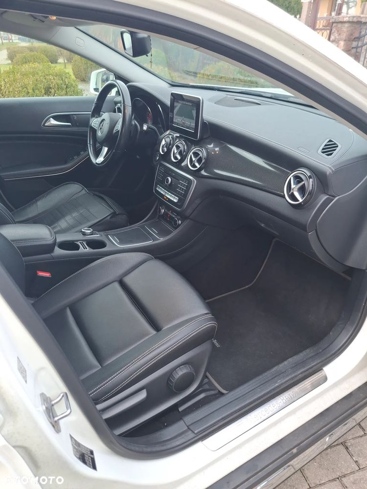 Mercedes-Benz GLA 200 7G-DCT Urban - 14
