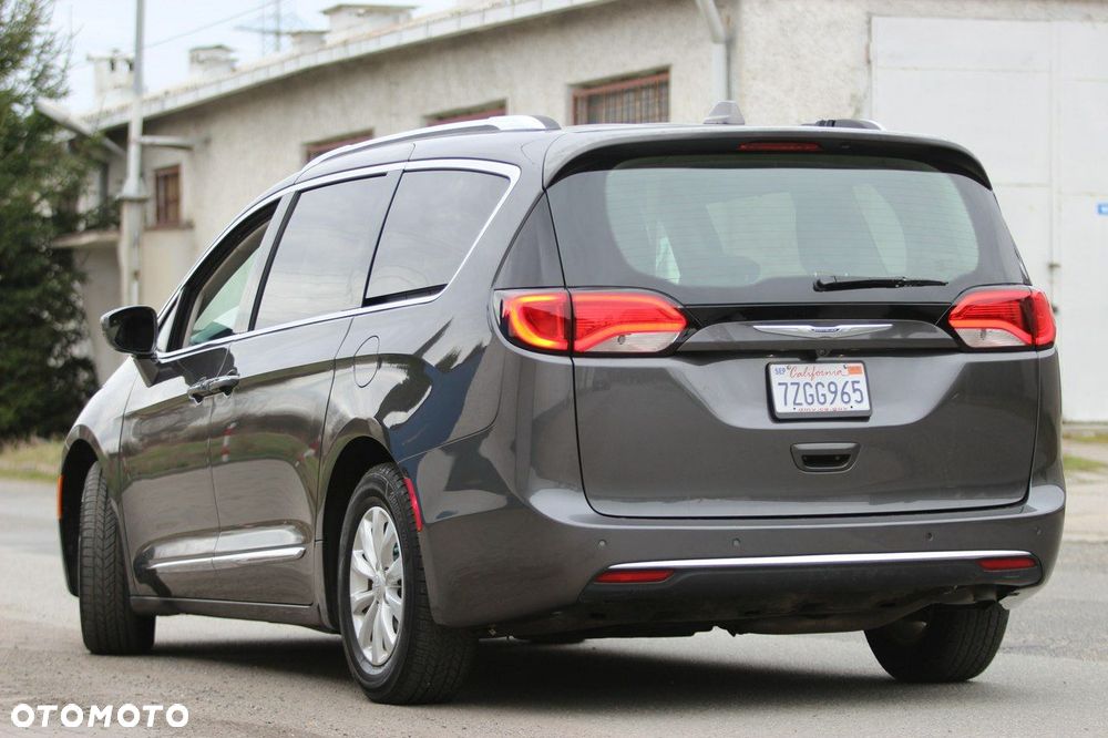 Chrysler Pacifica - 12