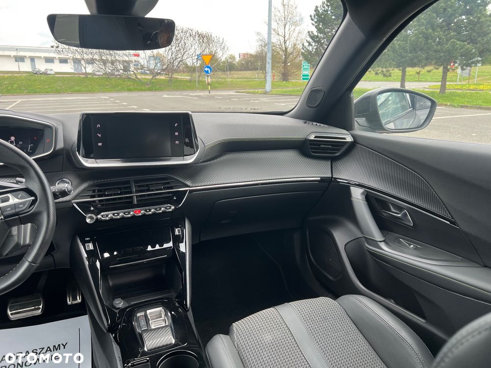 Peugeot 208 - 8