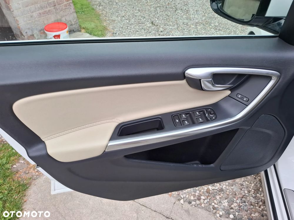 Volvo V60 D6 AWD Plug-in Hybrid Momentum - 3