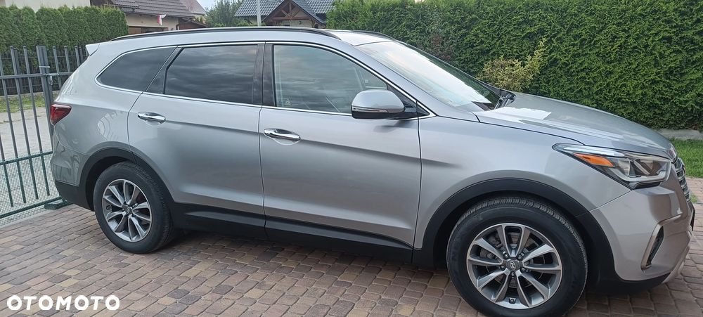 Hyundai Grand Santa Fe - 12