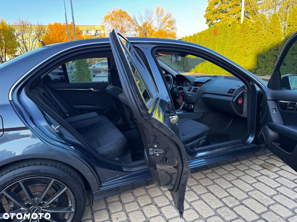 Mercedes-Benz Klasa C 180 CGI Automatik BlueEFFICIENCY Avantgarde - 32