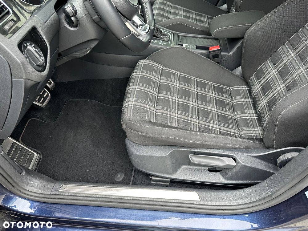 Volkswagen Golf - 27