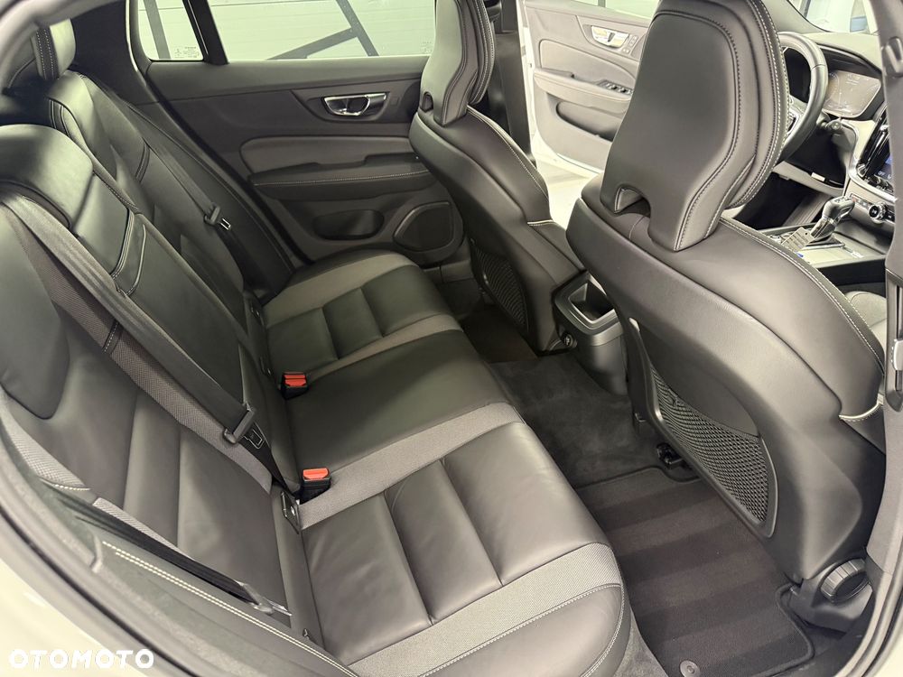 Volvo V60 D4 Geartronic R-Design - 27