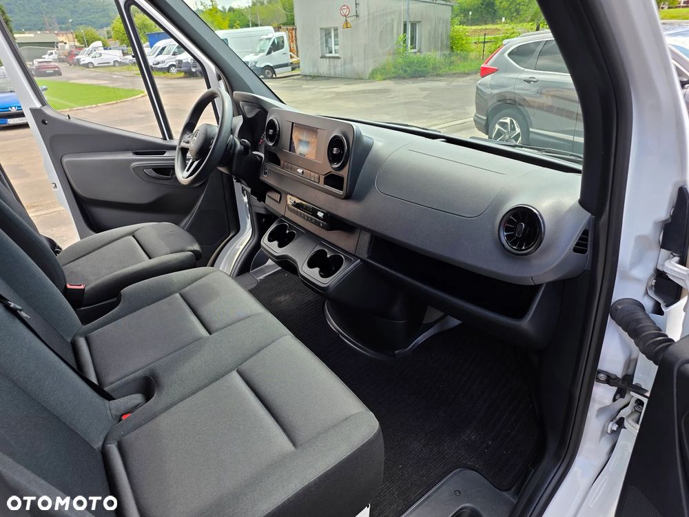 Mercedes-Benz Sprinter 215 automat rok 2022 klima webasto średni kamera tempomat - 5