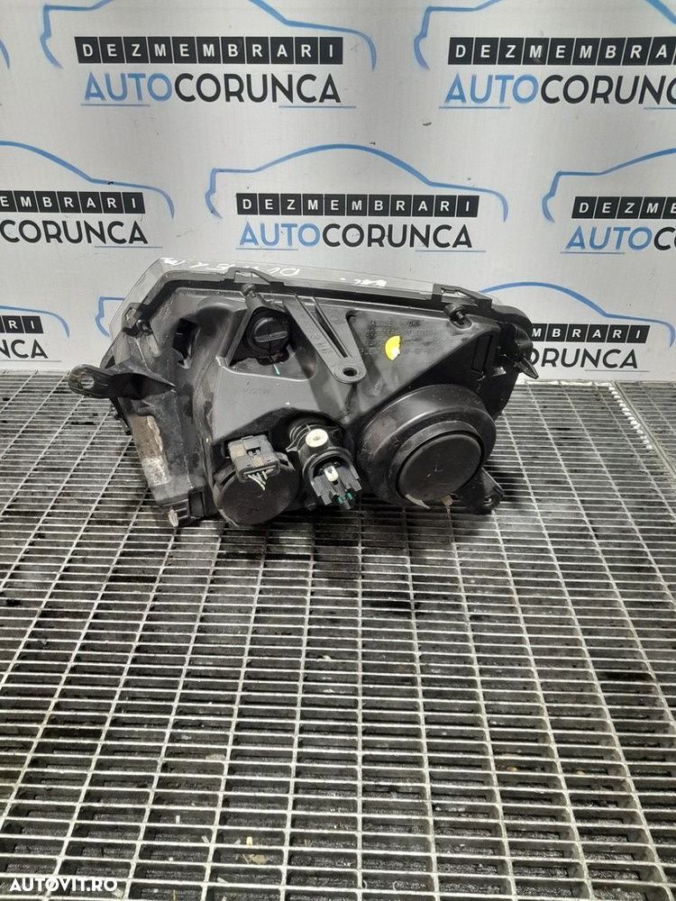 Far Dreapta Dacia Duster 2010 - 2013 SUV 4 Usi (1090) Fara xenon - 2