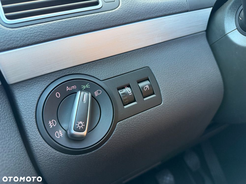 Volkswagen Touran 2.0 TDI DPF BlueMotion Technology Cup - 26