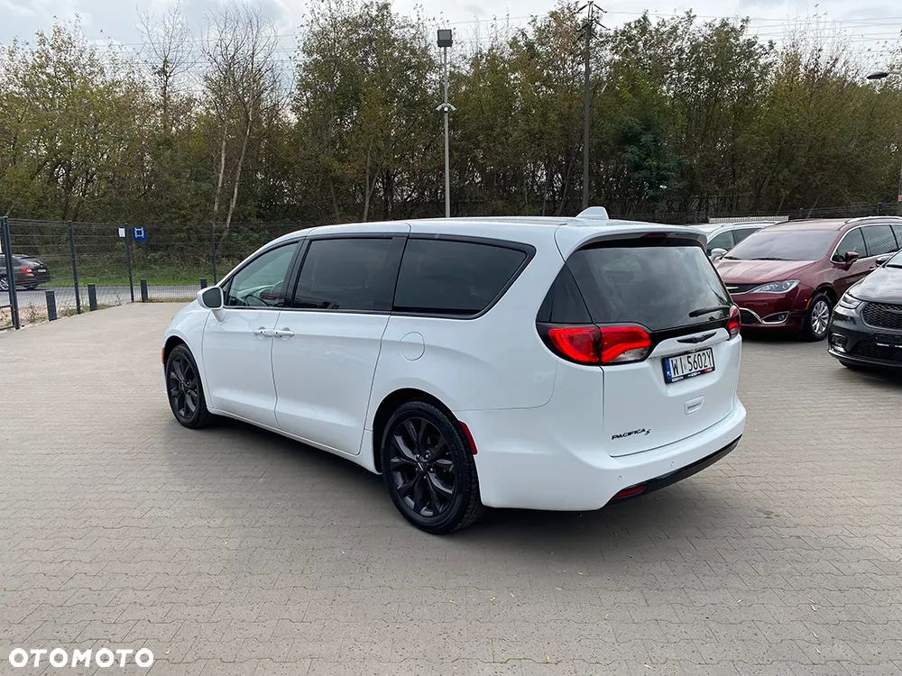 Chrysler Pacifica - 5
