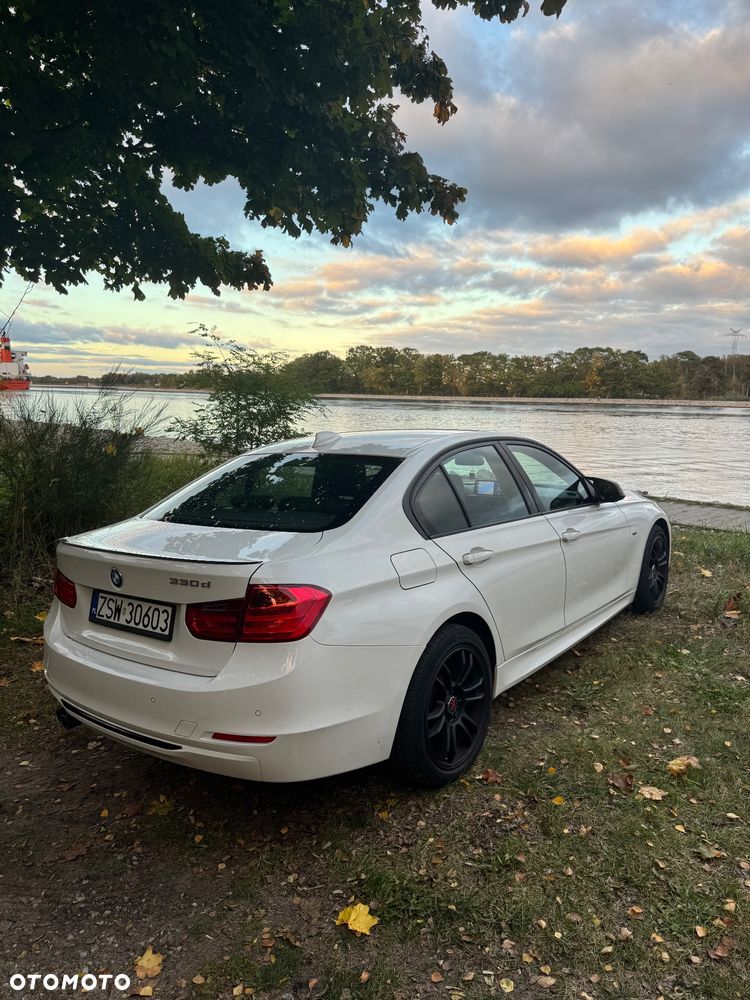 BMW Seria 3 330d Sport Line - 4
