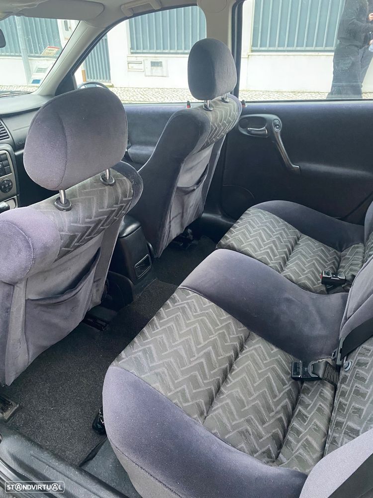 Opel Vectra 1.6i - 10